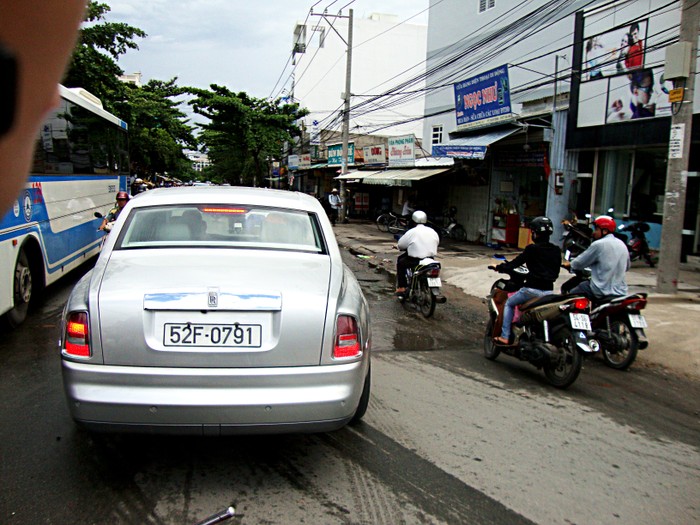 Cùng ngắm những hình ảnh đẹp của những chiếc xe siêu sang Roll Royce trên đường phố Việt.